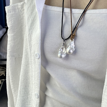 Κολιέ με μαργαριτάρια γλυκού νερού μπαρόκ, δερμάτινο κορδόνι, ρυθμιζόμενο, με μενταγιόν σε σχήμα ουράς ψαριού