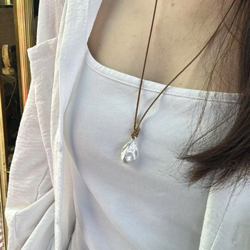 Κολιέ με μαργαριτάρια γλυκού νερού μπαρόκ, δερμάτινο κορδόνι, ρυθμιζόμενο, με μενταγιόν σε σχήμα ουράς ψαριού