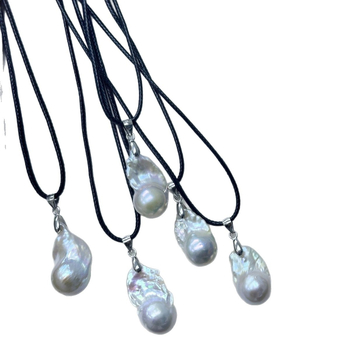 Κολιέ με μαργαριτάρια γλυκού νερού μπαρόκ, δερμάτινο κορδόνι, ρυθμιζόμενο, με μενταγιόν σε σχήμα ουράς ψαριού