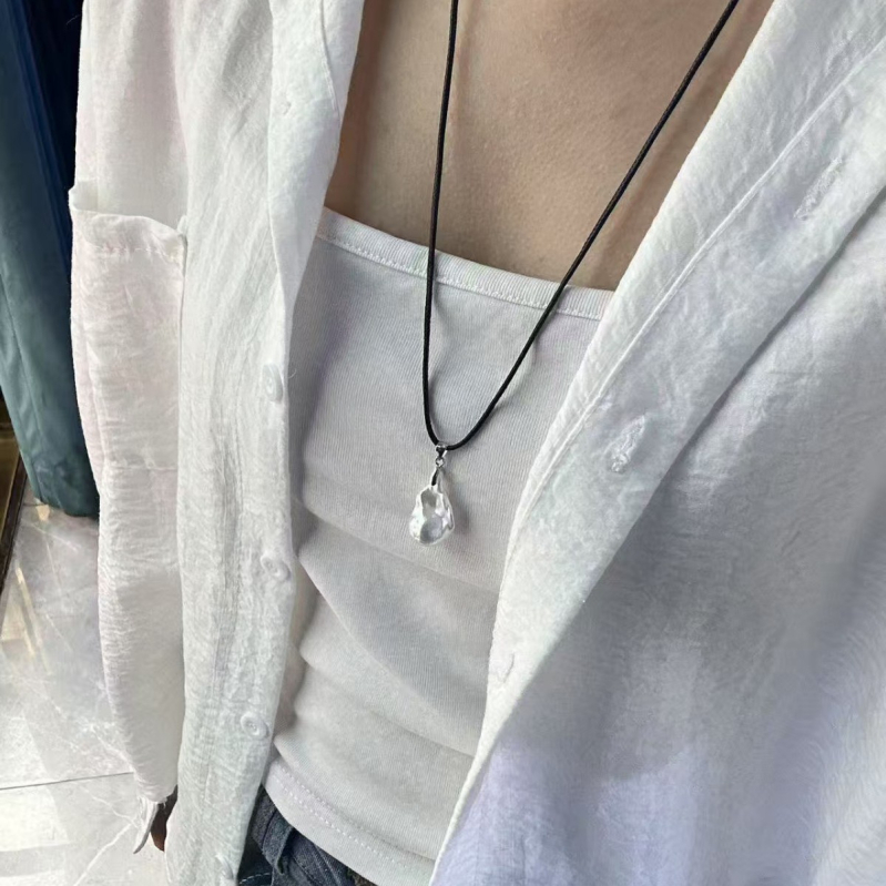 Κολιέ με μαργαριτάρια γλυκού νερού μπαρόκ, δερμάτινο κορδόνι, ρυθμιζόμενο, με μενταγιόν σε σχήμα ουράς ψαριού