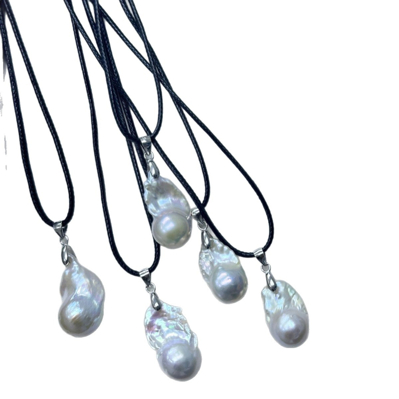 Κολιέ με μαργαριτάρια γλυκού νερού μπαρόκ, δερμάτινο κορδόνι, ρυθμιζόμενο, με μενταγιόν σε σχήμα ουράς ψαριού