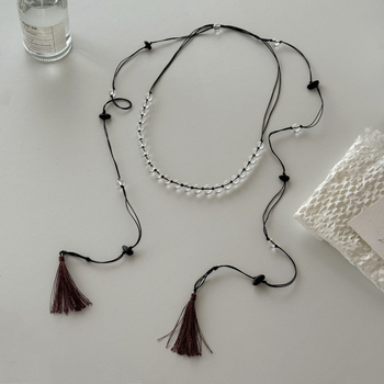 Dugačak lanac s bijelim kristalima, perlicama i resicama, retro stil, kineska inspiracija, visoka kvaliteta, minimalistički.