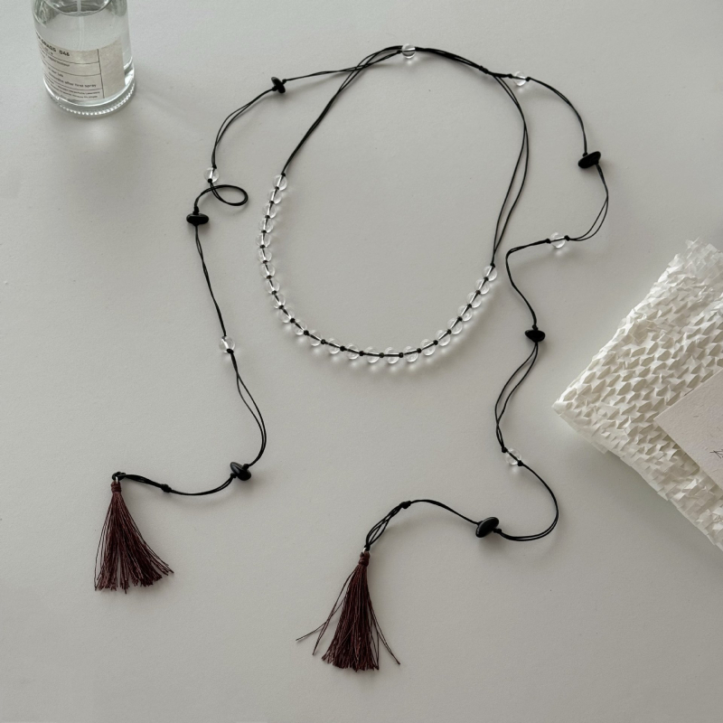 Dugačak lanac s bijelim kristalima, perlicama i resicama, retro stil, kineska inspiracija, visoka kvaliteta, minimalistički.