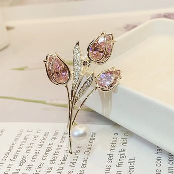 Χαλκός τουλίπα καρφίτσα με κρύσταλλα και μαργαριράρια — κομψό διακοσμητικό αξεσουάρ, μάρκα Xiang Nan