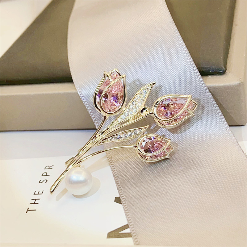 Χαλκός τουλίπα καρφίτσα με κρύσταλλα και μαργαριράρια — κομψό διακοσμητικό αξεσουάρ, μάρκα Xiang Nan