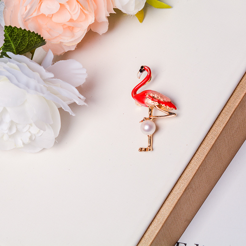 Брошка • Фламинго дизайн с естествени перли • Унисекс стил • Подходящ за подарък • Аксесоари от медна сплав с перли
