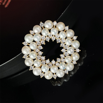 Брошка-венец с перли, сладководни перли, медна основа, геометричен дизайн, елегантна унисекс брошка