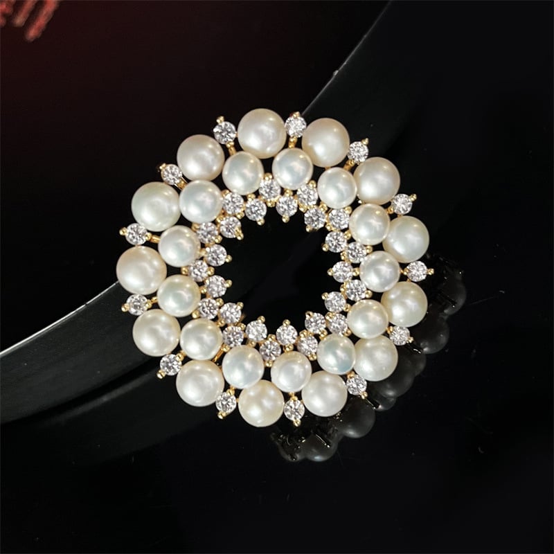 Брошка-венец с перли, сладководни перли, медна основа, геометричен дизайн, елегантна унисекс брошка