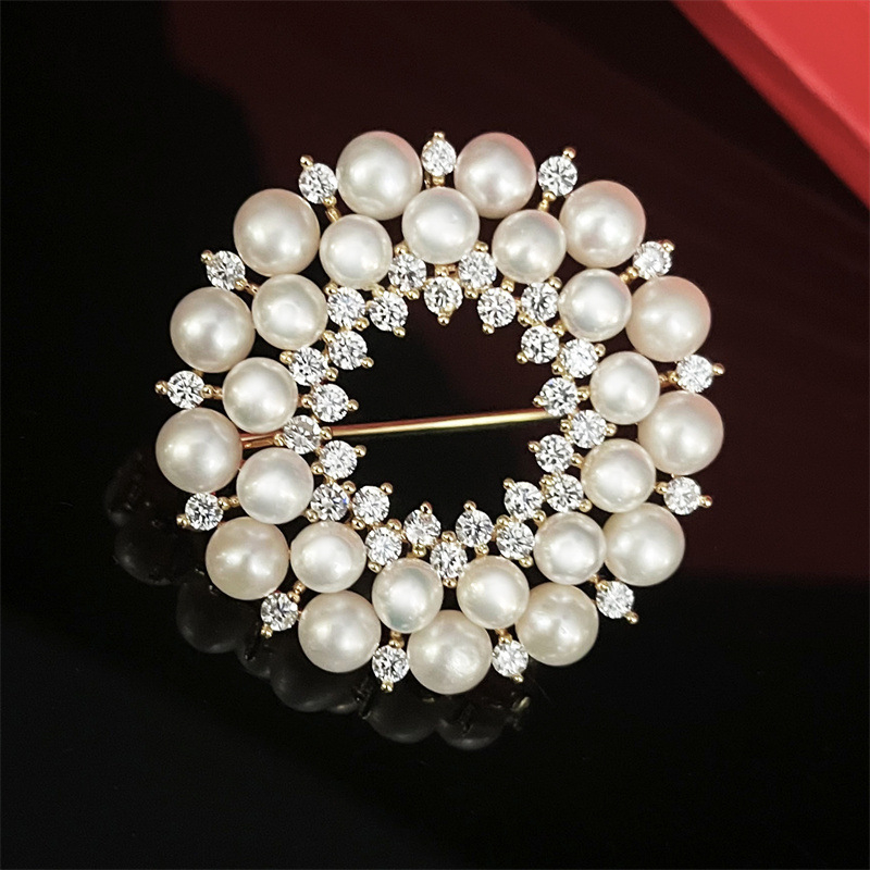 Брошка-венец с перли, сладководни перли, медна основа, геометричен дизайн, елегантна унисекс брошка