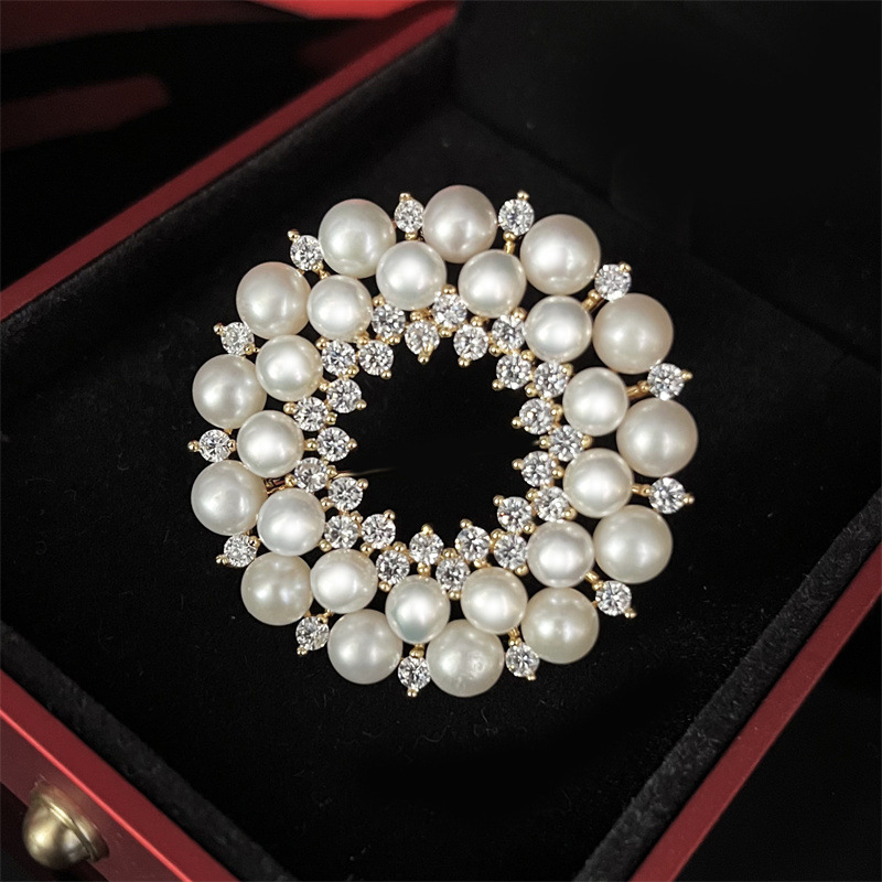 Брошка-венец с перли, сладководни перли, медна основа, геометричен дизайн, елегантна унисекс брошка