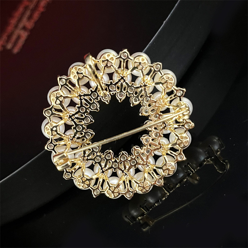 Брошка-венец с перли, сладководни перли, медна основа, геометричен дизайн, елегантна унисекс брошка