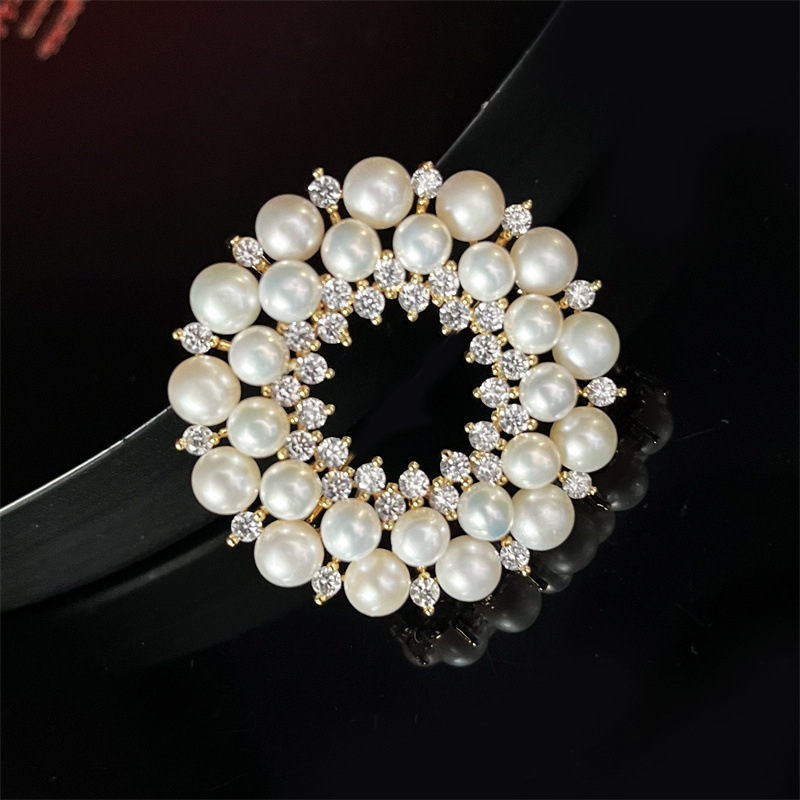 Брошка-венец с перли, сладководни перли, медна основа, геометричен дизайн, елегантна унисекс брошка