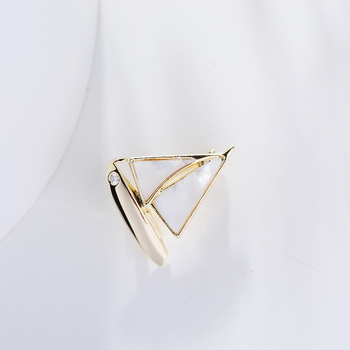 Брошка с форма на малък ветроход — мед, циркон и естествена черупка; дамски стил, декоративна бижутерия