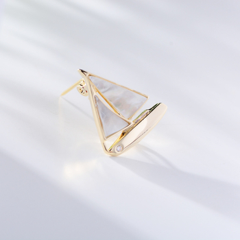 Брошка с форма на малък ветроход — мед, циркон и естествена черупка; дамски стил, декоративна бижутерия