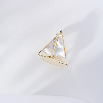 Брошка с форма на малък ветроход — мед, циркон и естествена черупка; дамски стил, декоративна бижутерия