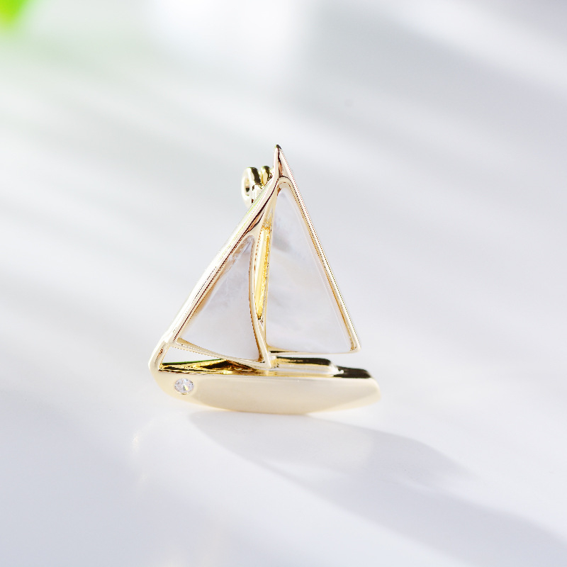 Брошка с форма на малък ветроход — мед, циркон и естествена черупка; дамски стил, декоративна бижутерия