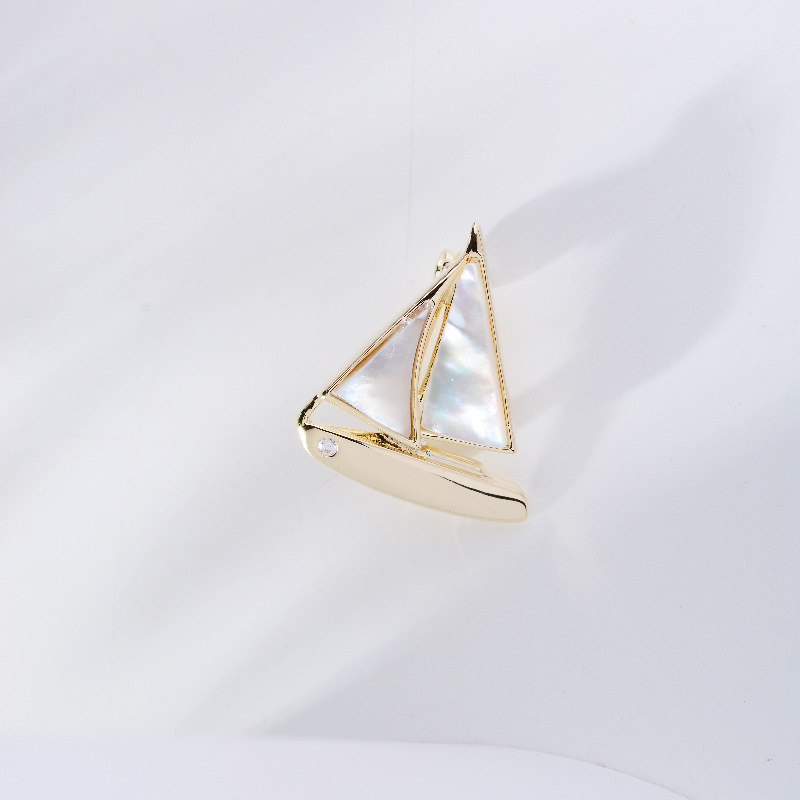 Брошка с форма на малък ветроход — мед, циркон и естествена черупка; дамски стил, декоративна бижутерия