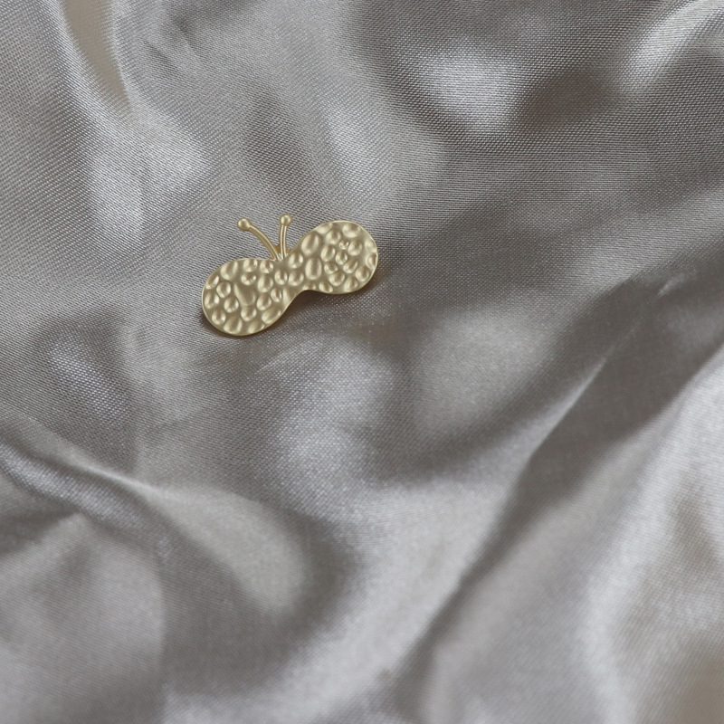 Брошка от сплав със цветен мотив, матов финиш, дамски ретро стил (Материал: сплав; Стил: женски, ретро; Моделиране: цвете; Завършек: капково масло; Тип: брошка)