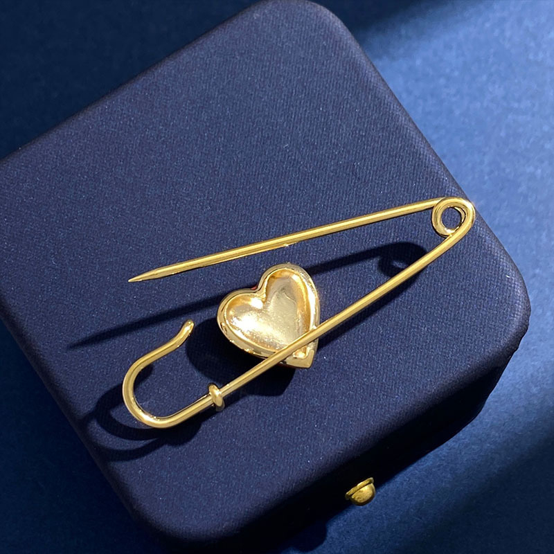 Брошка със сърцевидна форма, ретро стил, унисекс дизайн, меден материал, звезден мотив, електроплатинг