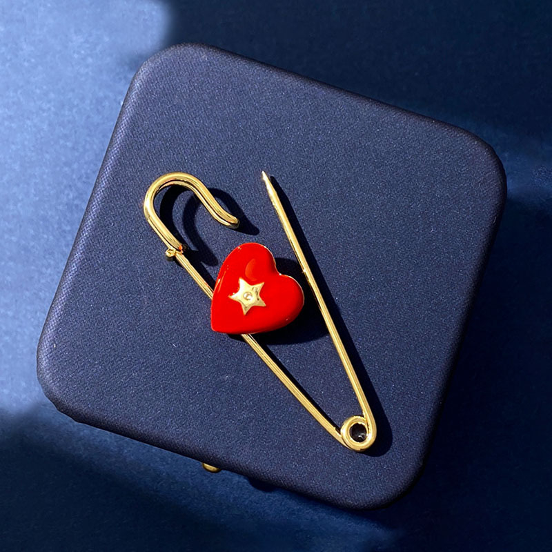 Брошка със сърцевидна форма, ретро стил, унисекс дизайн, меден материал, звезден мотив, електроплатинг