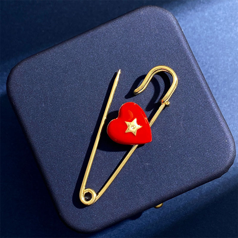 Брошка със сърцевидна форма, ретро стил, унисекс дизайн, меден материал, звезден мотив, електроплатинг