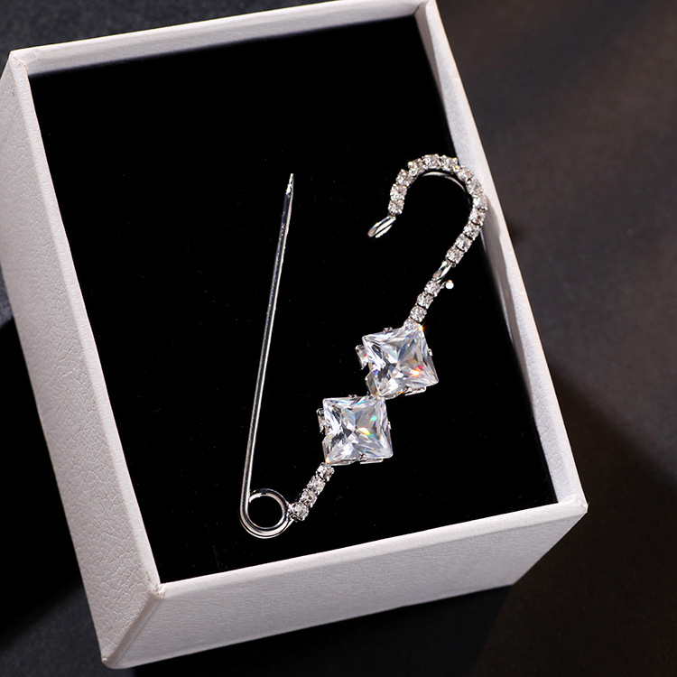 Брошка от меден сплав с циркони, дамски корейски стил, геометричен модел