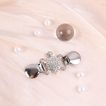 Retro stílusú ötvözetű pulóver- és ingklipszek gyöngyház berakásokkal, elektroplatolt felülettel, 4 darabos készlet.