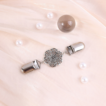 Retro stílusú ötvözetű pulóver- és ingklipszek gyöngyház berakásokkal, elektroplatolt felülettel, 4 darabos készlet.