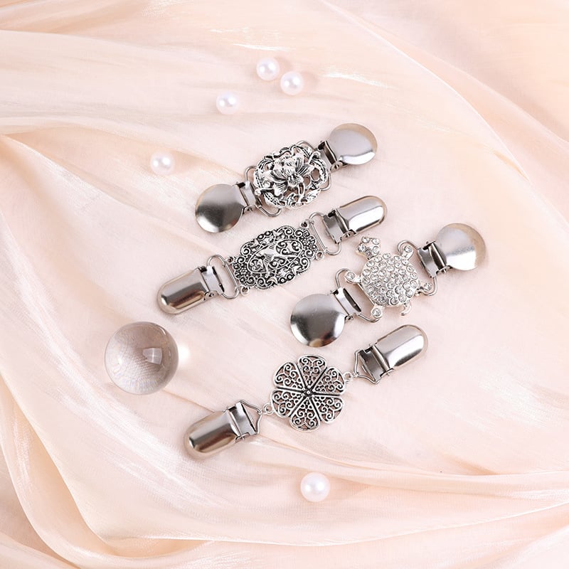 Retro stílusú ötvözetű pulóver- és ingklipszek gyöngyház berakásokkal, elektroplatolt felülettel, 4 darabos készlet.