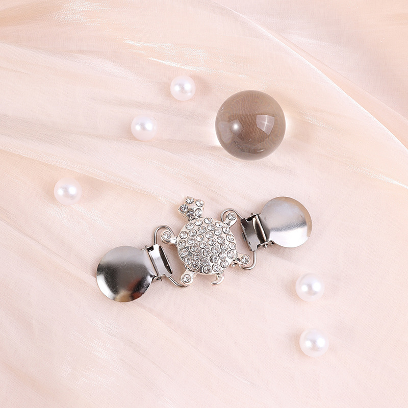 Retro stílusú ötvözetű pulóver- és ingklipszek gyöngyház berakásokkal, elektroplatolt felülettel, 4 darabos készlet.