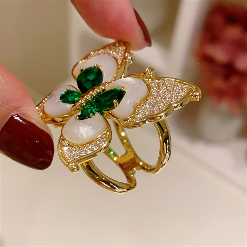 Réz pillangó alakú csat ruhákhoz és sálakhoz – uniszex, francia stílus, mesterséges kövekkel és gyémántos felülettel