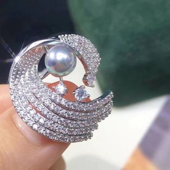 Брошка от мед, корейски стил, модел цвете, с позлатени инкрустирани изкуствени камъни