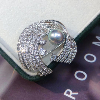 Брошка от мед, корейски стил, модел цвете, с позлатени инкрустирани изкуствени камъни