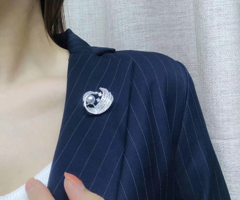 Брошка от мед, корейски стил, модел цвете, с позлатени инкрустирани изкуствени камъни