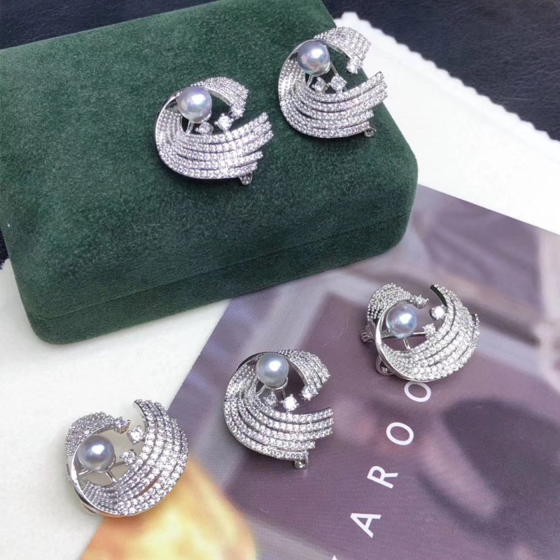 Брошка от мед, корейски стил, модел цвете, с позлатени инкрустирани изкуствени камъни