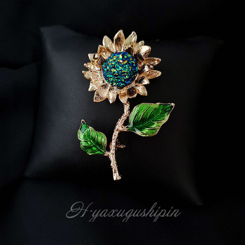 Брошка с емайлов слънчогледов мотив, ретро литературен стил, сплав