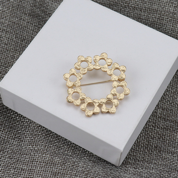 Брошка с цветен мотив, материал сплав, позлатяване, литературно ретро стил