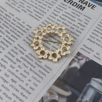 Брошка с цветен мотив, материал сплав, позлатяване, литературно ретро стил