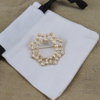 Брошка с цветен мотив, материал сплав, позлатяване, литературно ретро стил