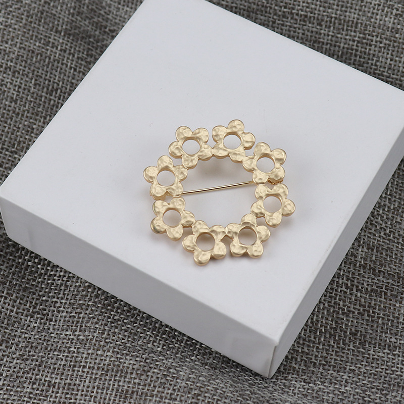 Брошка с цветен мотив, материал сплав, позлатяване, литературно ретро стил