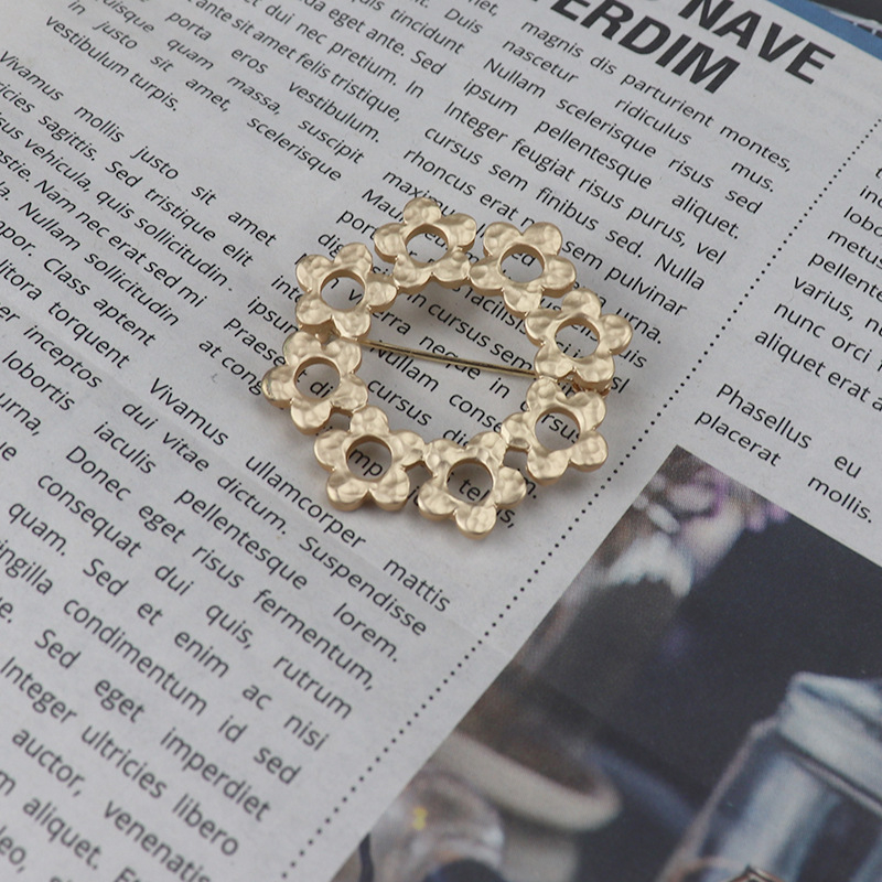 Брошка с цветен мотив, материал сплав, позлатяване, литературно ретро стил