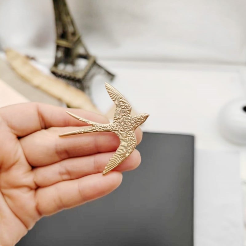 Брошка със мотив лястовица от сплав, матово електроплакиране, артистичен ретро стил, пролет 2023