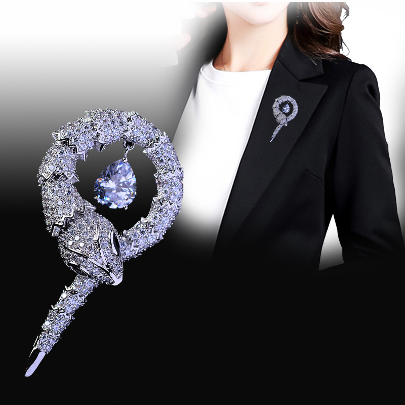 Брошка зодия змия, циркон, мед, електроплатирана повърхност