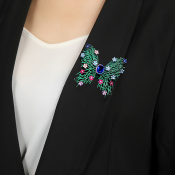 Брошка пеперуда с микроинкрустирани цирконии (Материал: Copper; Марка: Hyun da; Функция: Мултифункционална; Стил: Fashion)