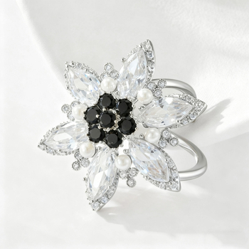 Négyszögletes sálkapocs - csillag-virág formájú dizájn, rézötvözet aranyozott felülettel, mikrobeültetett cirkón kövek