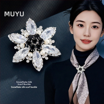 Négyszögletes sálkapocs - csillag-virág formájú dizájn, rézötvözet aranyozott felülettel, mikrobeültetett cirkón kövek