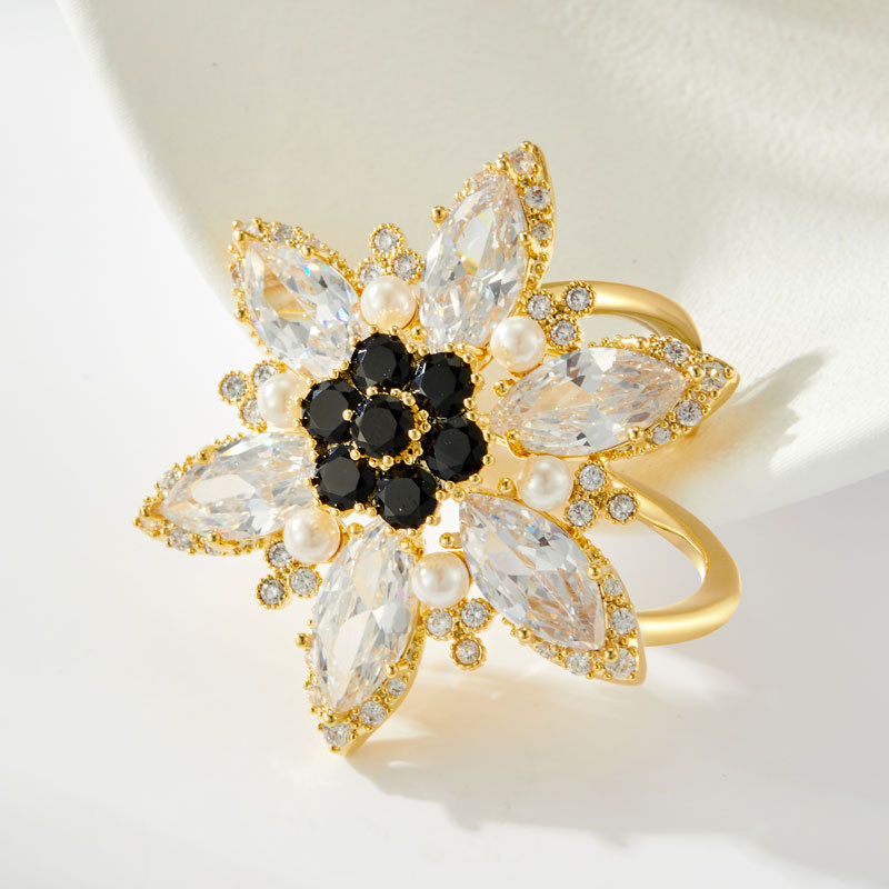 Négyszögletes sálkapocs - csillag-virág formájú dizájn, rézötvözet aranyozott felülettel, mikrobeültetett cirkón kövek