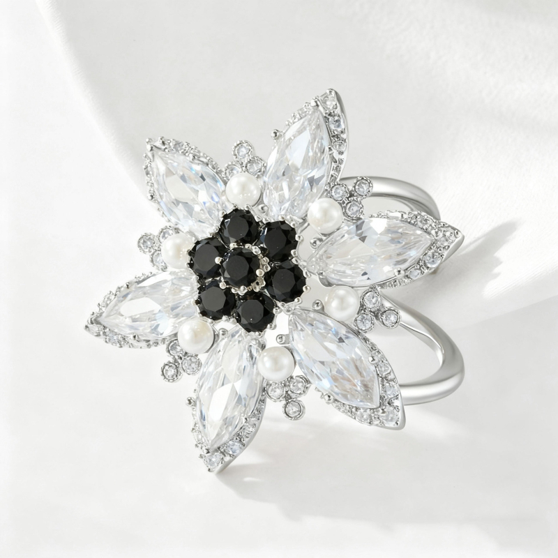 Négyszögletes sálkapocs - csillag-virág formájú dizájn, rézötvözet aranyozott felülettel, mikrobeültetett cirkón kövek