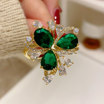 Réz sálkapocs virágmotívummal, beépített zirkon, japán–koreai stílus