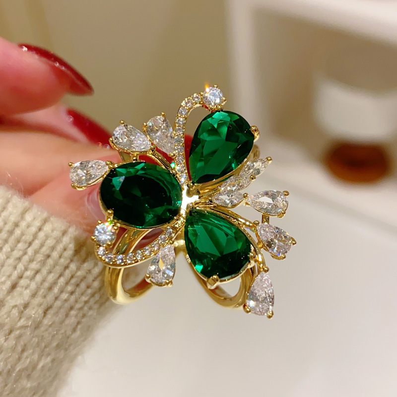 Réz sálkapocs virágmotívummal, beépített zirkon, japán–koreai stílus